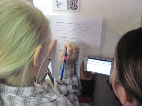 Originalfotos VolksschülerInnen beim Testen der QR-Codes